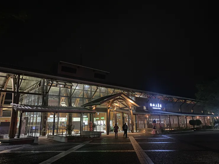 晚上十點的池上車站