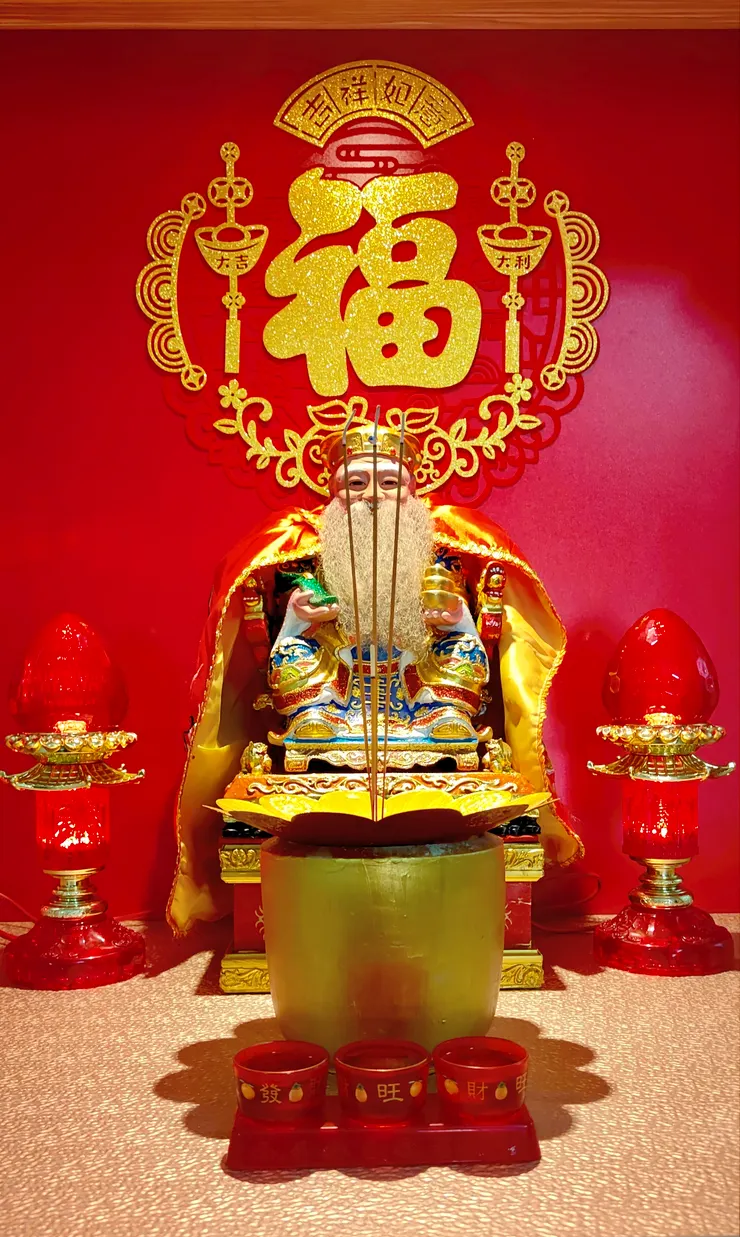 師姐說，大伯公特別要求買這一幅貼紙貼在祂金身後方。