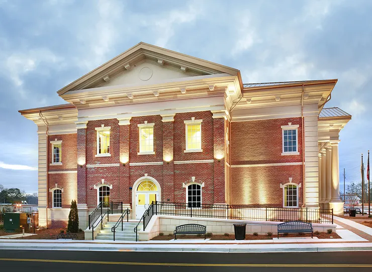 當地的市政府內舉辦這次的地方選舉。資料來源：https://www.ppi.us/portfolio/sugar-hill-city-hall/