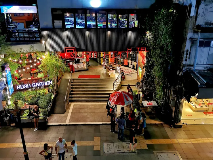 晚上的 Thermae 會聚集許多的男男女女