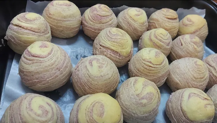 圖片來源：灰鸚鵡小灰寶貝《【蛋黃酥DIY】手工製作螺旋芋頭蛋黃酥＆菠蘿蛋黃酥》https://www.potatomedia.co/s/rVqlny9