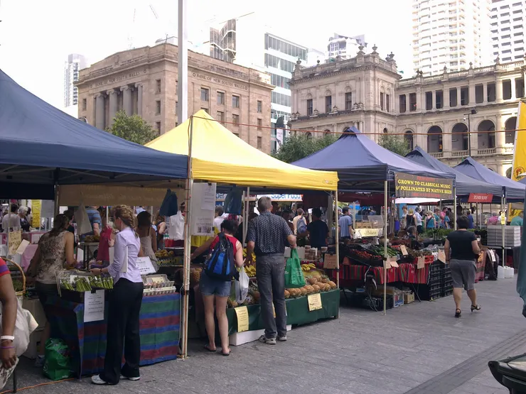 假日時,市政府前的小農市集...跟台灣的文創市集一樣,東西很新鮮,但不便宜!