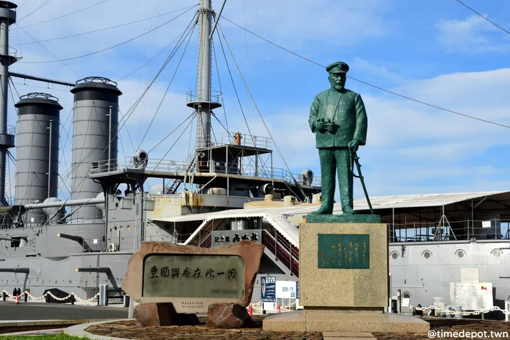 三笠艦前的公園樹立著帶領打贏日本海戰役的名將東鄉平八郎的銅像