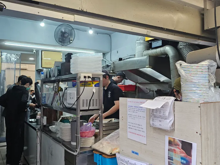 (((他們家應該很賺錢，但房租也應該不便宜