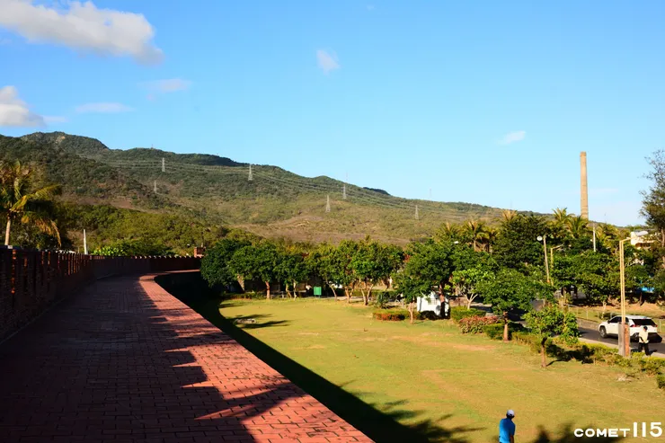 以前城內側曾是練兵場，右方遠處可見高聳的聯福磚窯廠煙囪