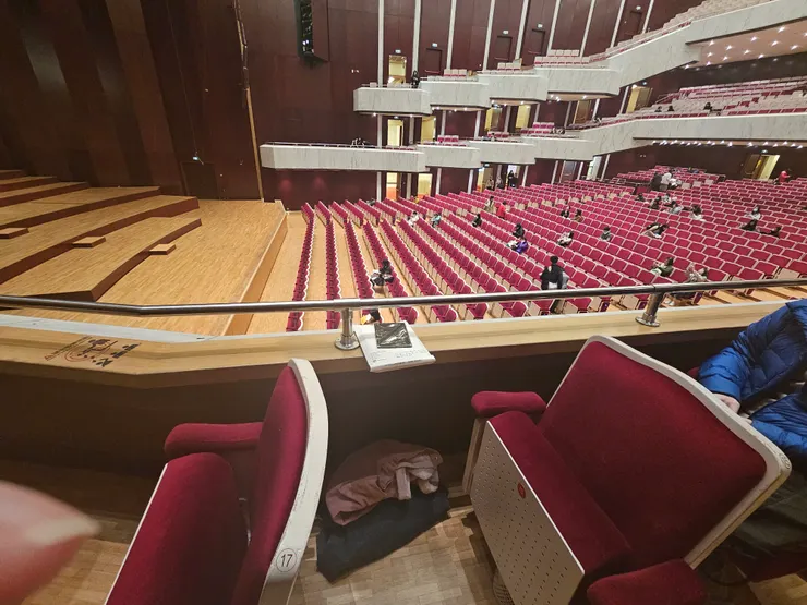 選擇側邊的座位，更有不受干擾的空間。