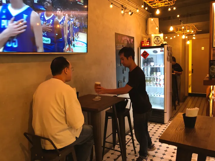 常有人單獨造訪學吧精釀，短暫停留後離去