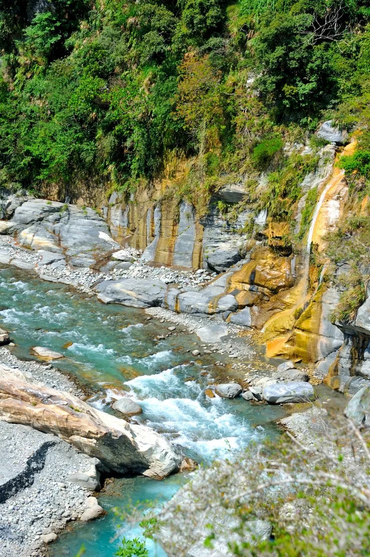 【山雄谷壯激流漱玉怪石嶙峋......有段溪岸熠熠生輝似含金礦】