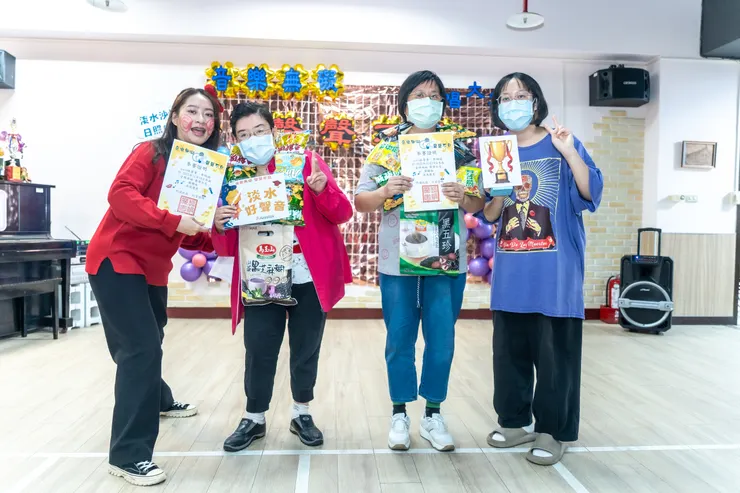 會後頒獎時刻，大家笑得合不攏嘴。