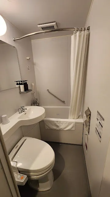 浴室就中規中矩，基本上除了上廁所刷牙沒再用