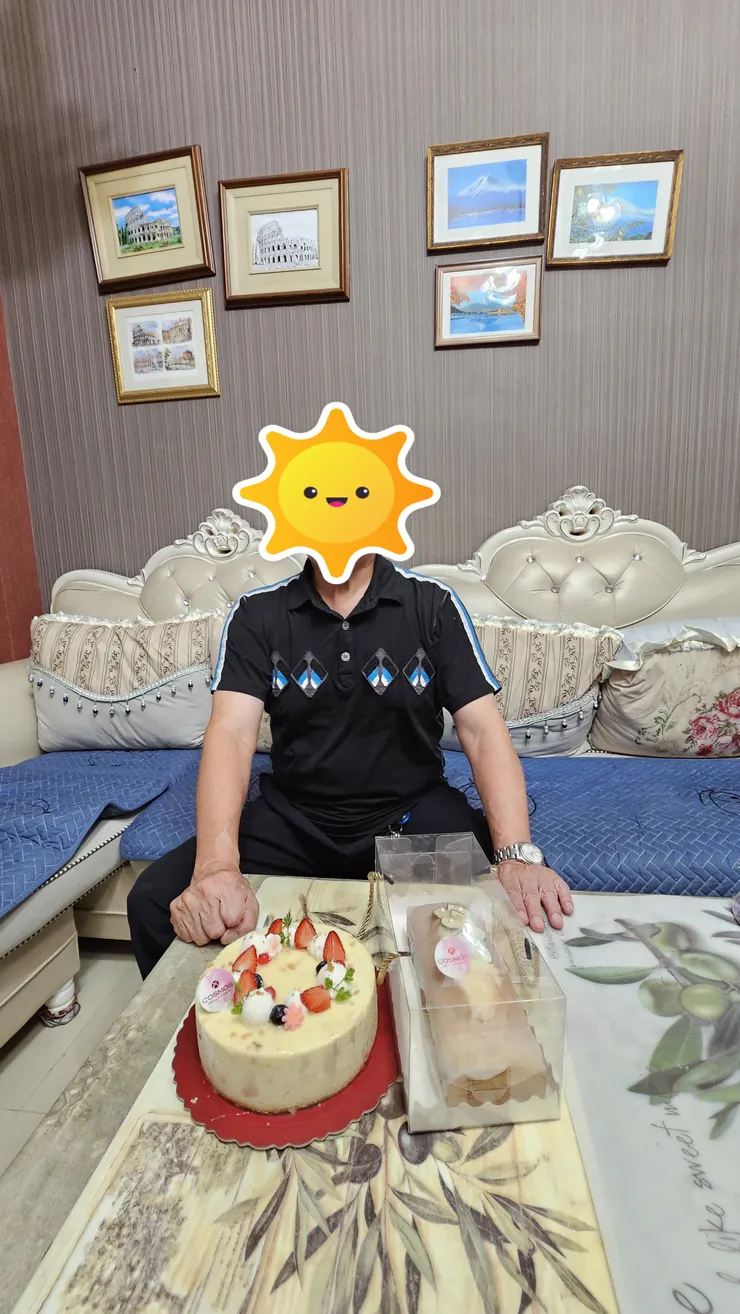 老爸一回到家就是開箱台北花園大酒店這兩個蛋糕開心合照!