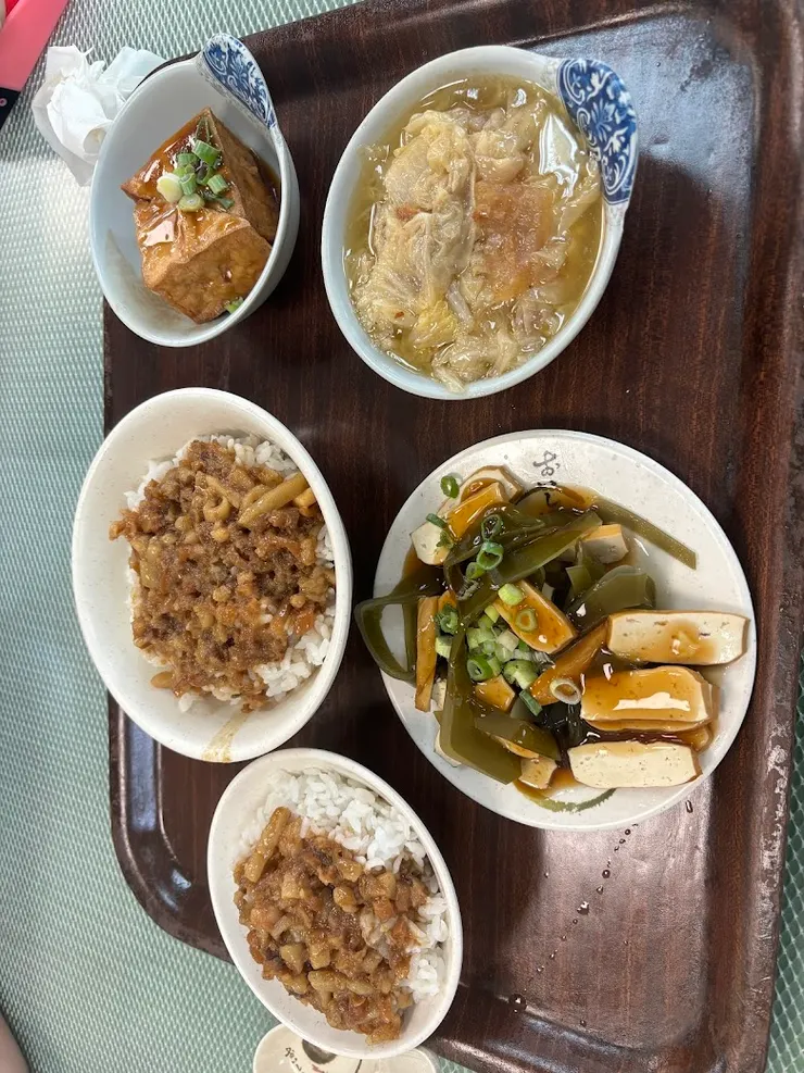 令人食指大動的滷肉飯及配菜（圖片截圖於網路）