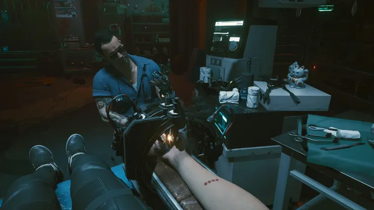 某種程度上根本是Ｖ義父的維克，夜城為數不多的好人，賺到錢了，首先就是還他