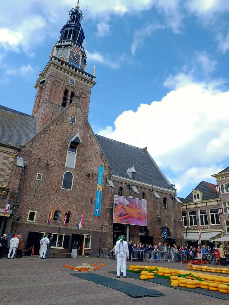 正面也架了大型螢幕