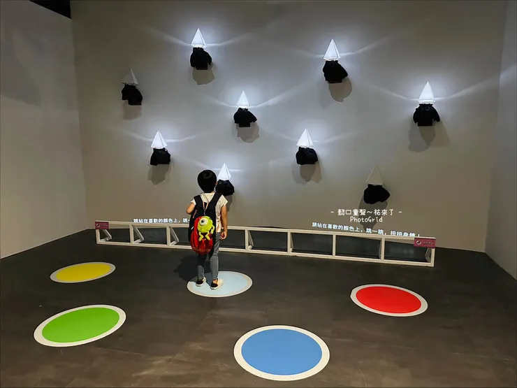 站在喜歡的顏色上,牆壁上的小人會開始動喔。