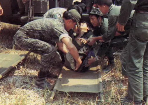 受重傷的兄弟。翻攝自覃怡輝著《金三角國軍血淚史》