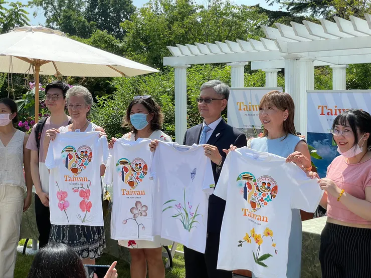 筆者施德嫻在紐約市蘭花展現場畫蘭花T-Shirt和皇后區植物園董事長園長以及美國議員孟昭文合照