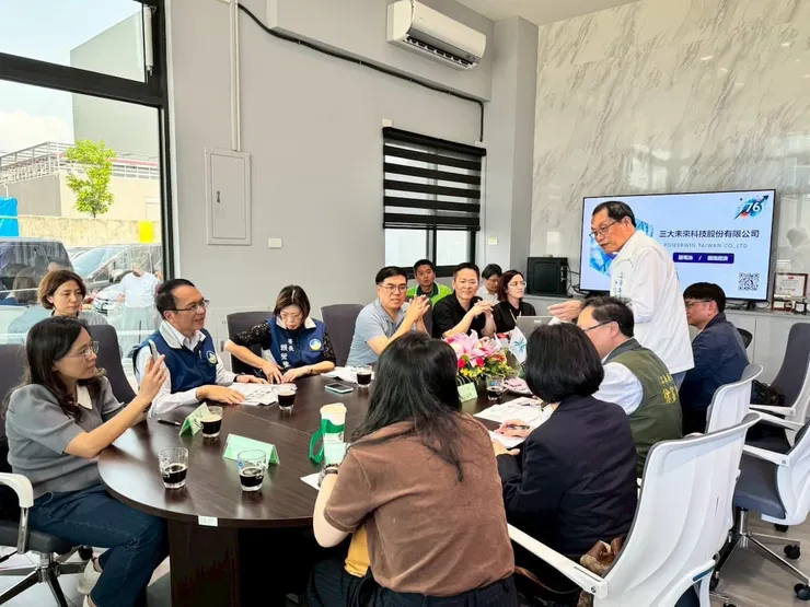 圖說：立法院委員會與相關部會於現場聽取三大未來營運與技術簡報，了解電池循環處理發展現況。（圖／三大未來）