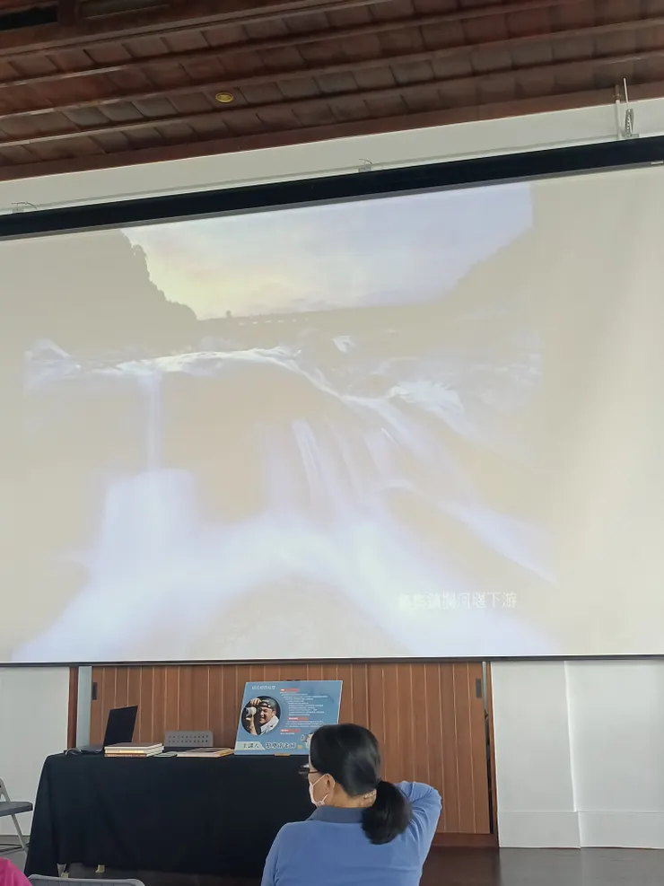 要用慢動作拍攝，架設腳架，然後蹲點錄影