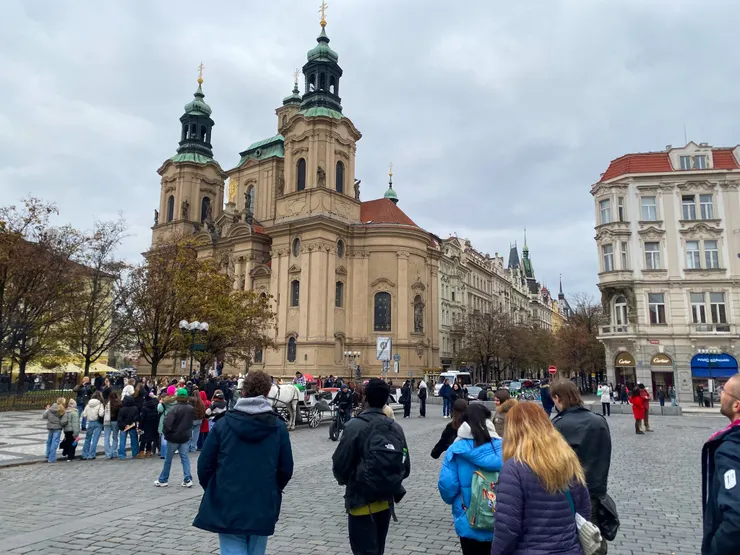 ▲老城區的「聖尼古拉教堂」與小城區同名的聖尼古拉教堂不同，前者規模較小，後者更富盛名。老城區的聖尼古拉教堂建於西元1732～1737年，但其實早在13世紀晚期就有記載其存在。然而，該教堂命運多舛，幾經易主，如今為胡斯派教會管理。