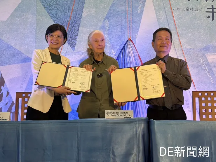 海科館王明源館長(右)與國際珍古德教育及保育協會中華民國總會賴秀如(左)理事長在保育專家珍古德(中)博士見證下簽署合作備忘錄。(照片由海科館/提供)