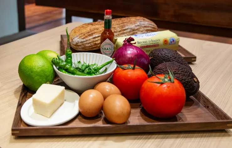 運用酪梨、蕃茄、洋蔥,變化蔬食料理