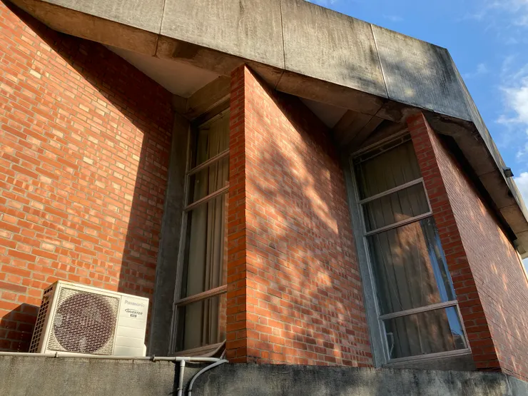 近看可以發現磚牆以不同的橫向交錯方式排列，用以增加牆體的厚度。