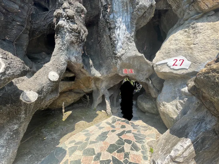 看到指標27後會看到親親亭，有兩隻雞站在上面，但跟親親有什麼關係？