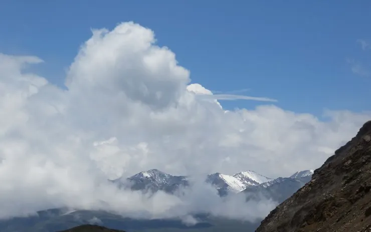 在夏天，看到靜態的雪，感覺很微妙。