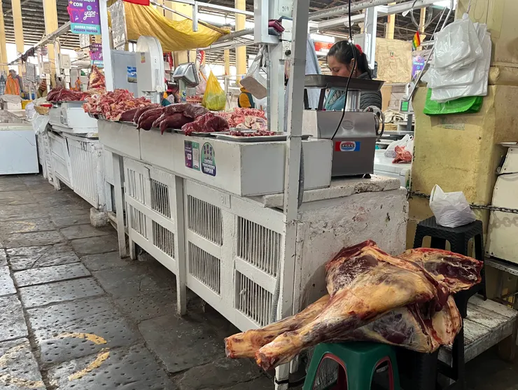 肉攤，道具齊備，烹飪小白的我看不出這是甚麼肉。
