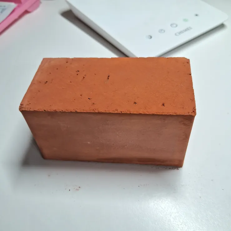 這不是提拉米酥,是那兩個南港高工的孩子送我的磚頭。