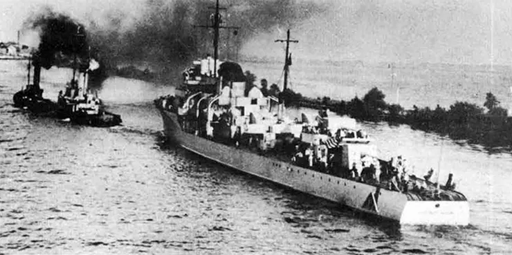 停泊在港口的「神速號」驅逐艦。