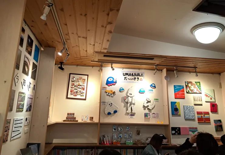 寬敞的榻榻米休息區，提供上百本漫畫供客人閱讀