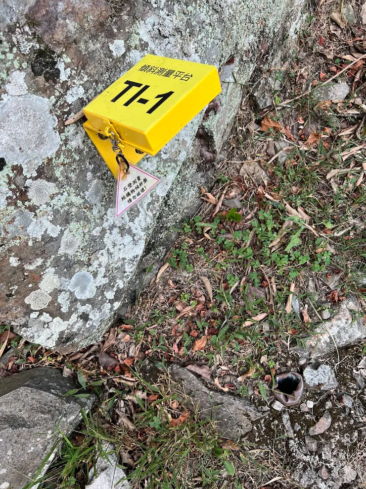 黃色物體是「傾斜測量平台」，監控山壁的活動。