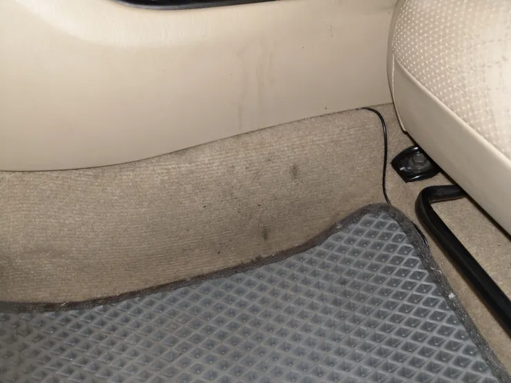 從駕駛座右側進入中控區