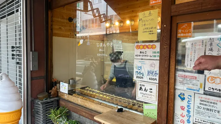 常可看到店員現烤現包。