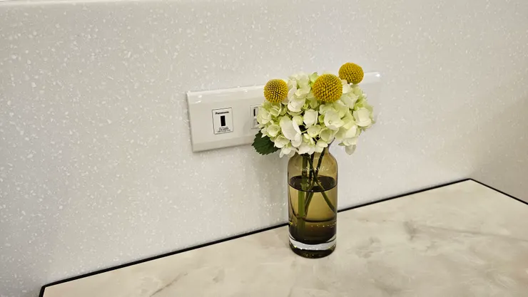 南港禮賓候車室也有插座可以充電!