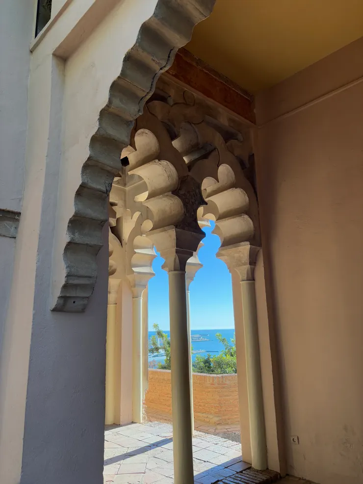 穿越拱門的海天一色