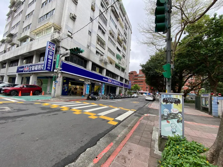 萬福國小斜對面的台大御花園大樓，一樓為全聯福利中心