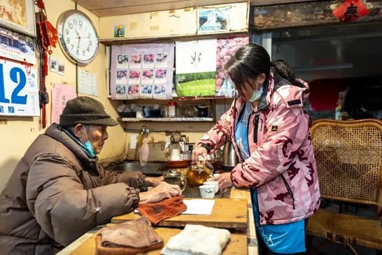 爺爺砌上一壺好茶，要大家喝一下暖和身子。
