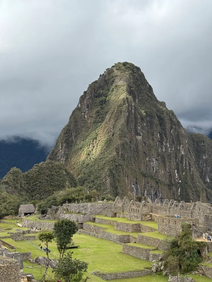 短暫出現的陽光灑在華納比丘上