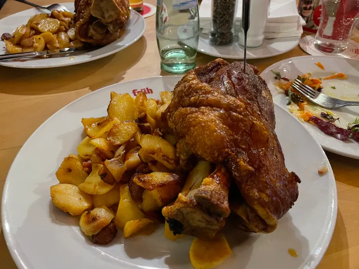 FRÜH am Dom餐廳豬腳