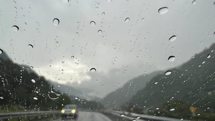  雨中變幻的悠遠山景