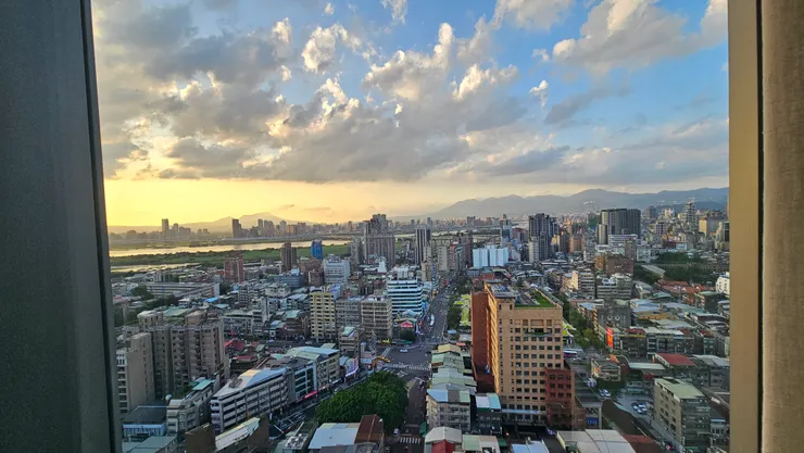 從凱達大飯店27樓房間看出去的美麗夕陽!