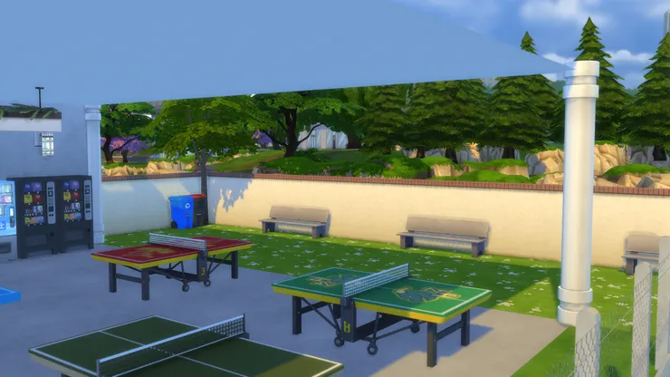 我很喜歡晨早的陽光映照在校園。喜歡曬太陽的同學可以到草地裏去，不喜歡的話可以留在有蓋操場內。