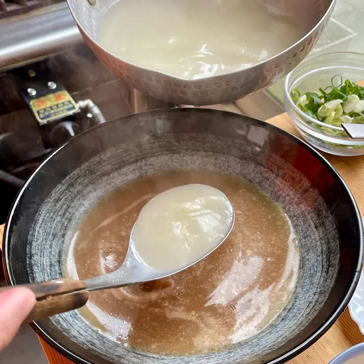 其實想要日本醬油拉麵那樣清亮的質地，但薑汁裡面有薑泥，就變得濁濁地了