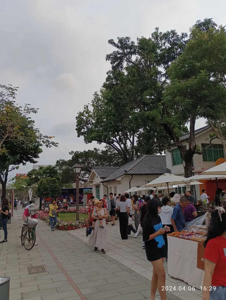 屏東市勝利星村的活動，人潮湧，自拍攝