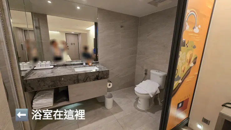 打開門的廁所長這樣,很大又乾淨明亮