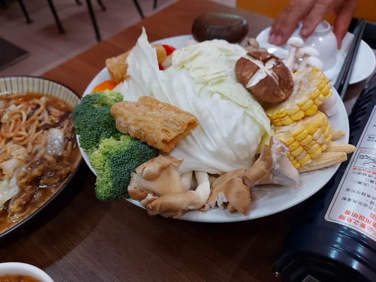 麻辣臭豆腐鍋菜盤