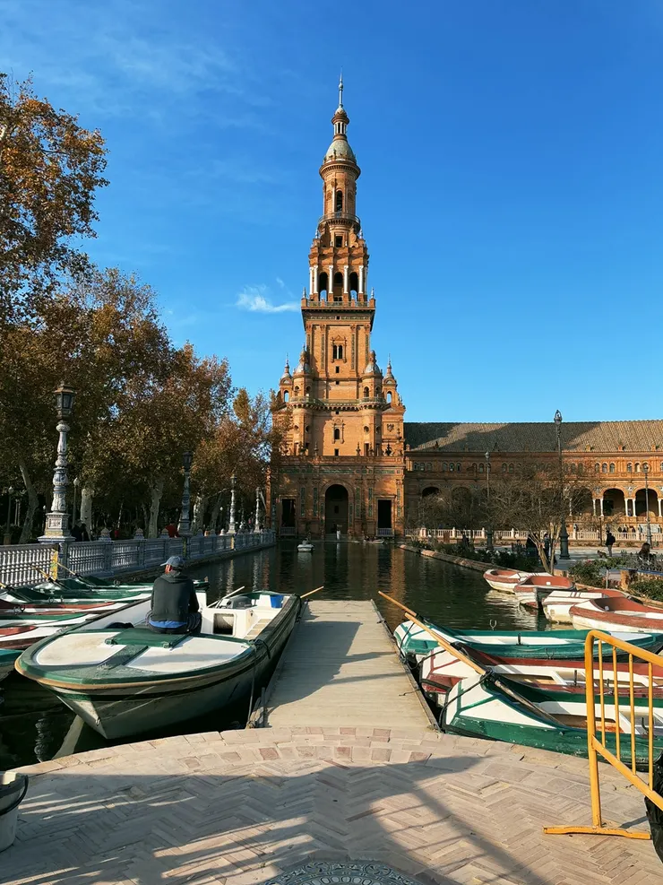 悠哉地划船欣賞西班牙廣場也是不錯的選擇。